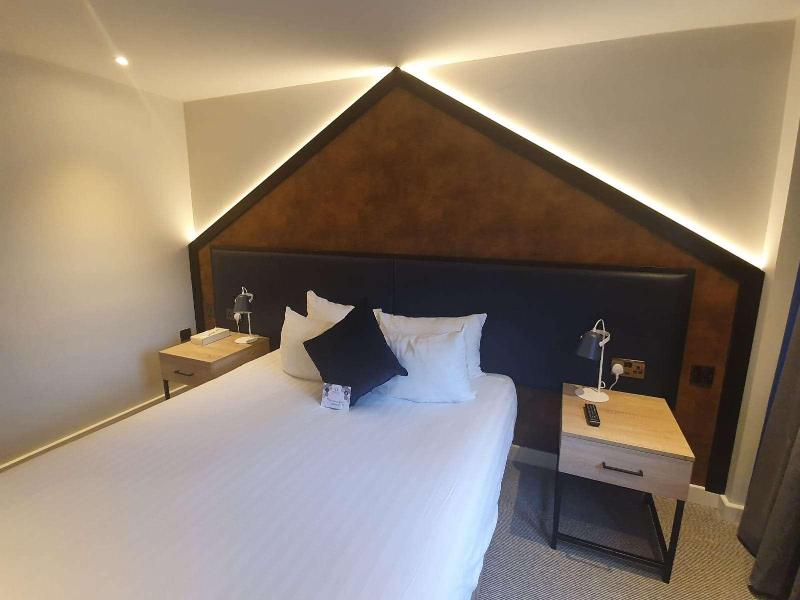 Pendulum Hotel image