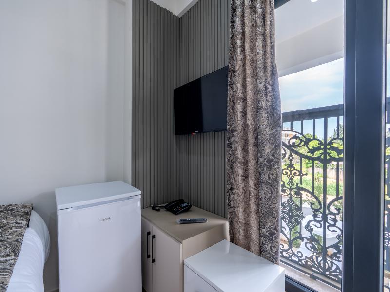 Day Li̇ghts Apart Otel image