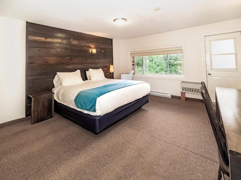3 Pines Lodge Muskoka image