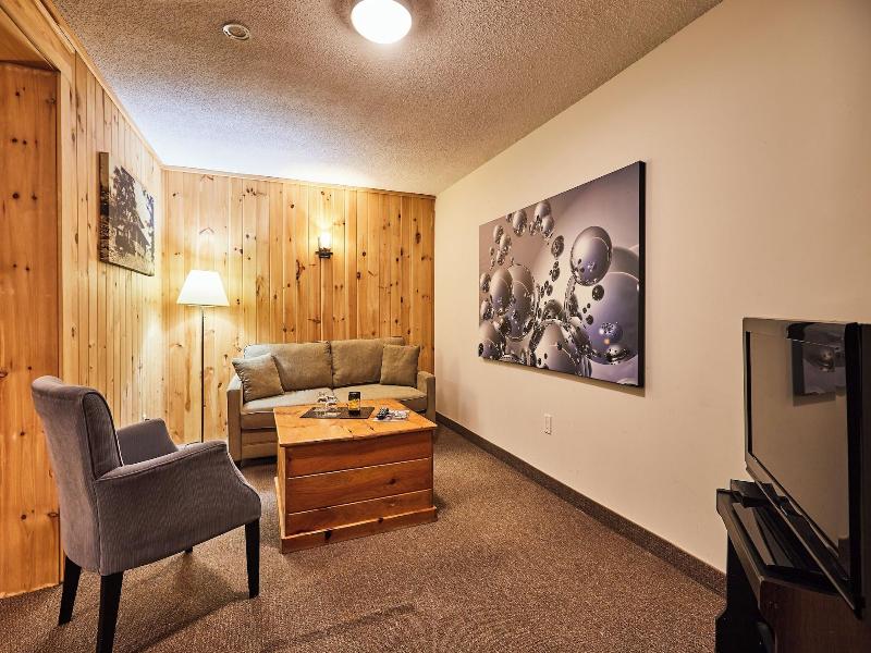 3 Pines Lodge Muskoka image