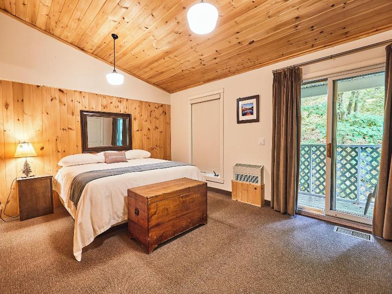 3 Pines Lodge Muskoka image