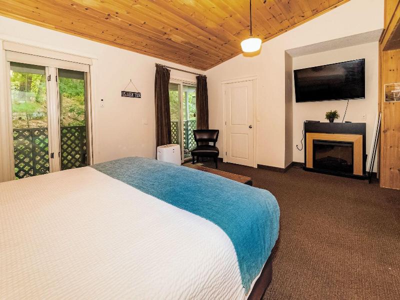 3 Pines Lodge Muskoka image