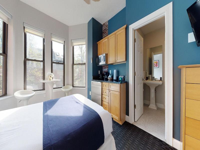 Maverick Suites At 400 Columbus Ave image