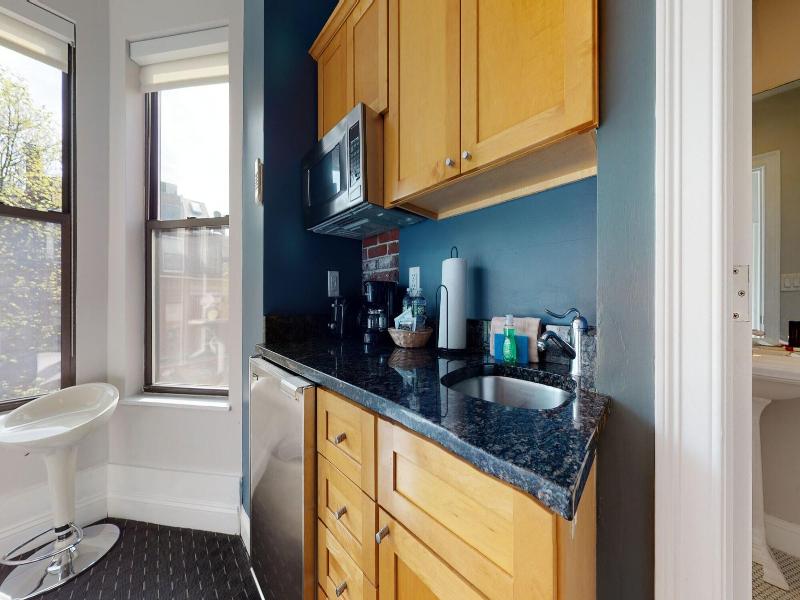 Maverick Suites At 400 Columbus Ave image