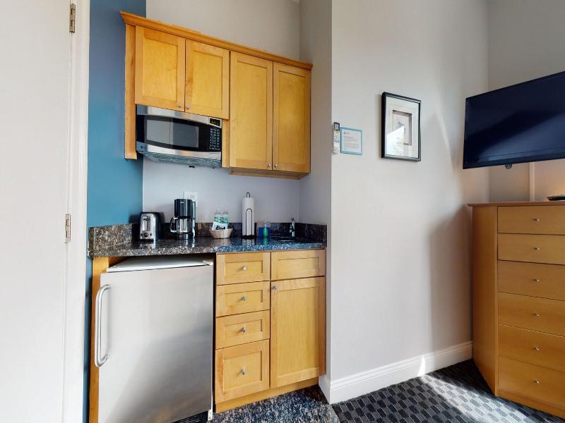 Maverick Suites At 400 Columbus Ave image