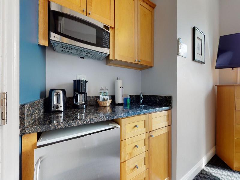 Maverick Suites At 400 Columbus Ave image