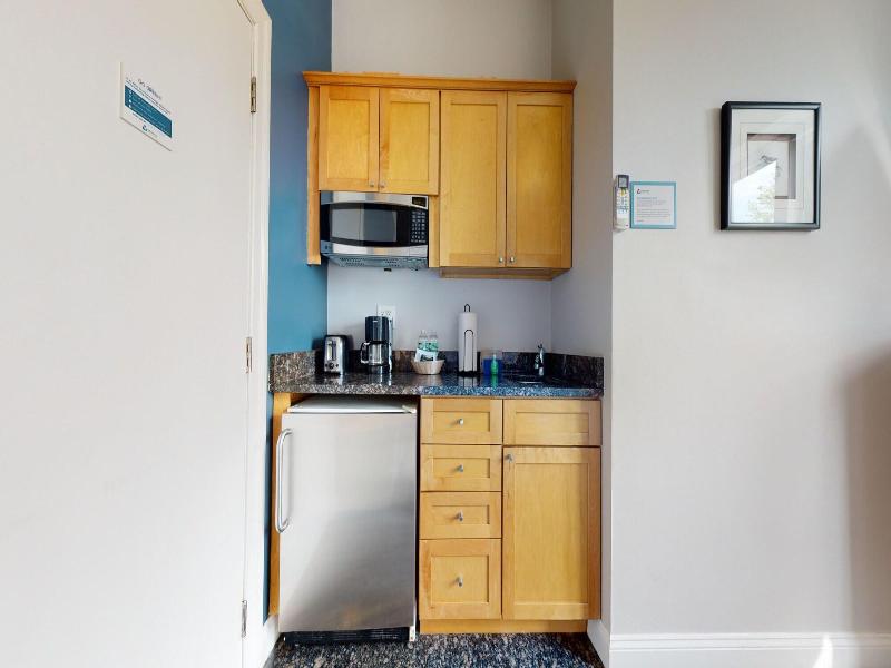 Maverick Suites At 400 Columbus Ave image