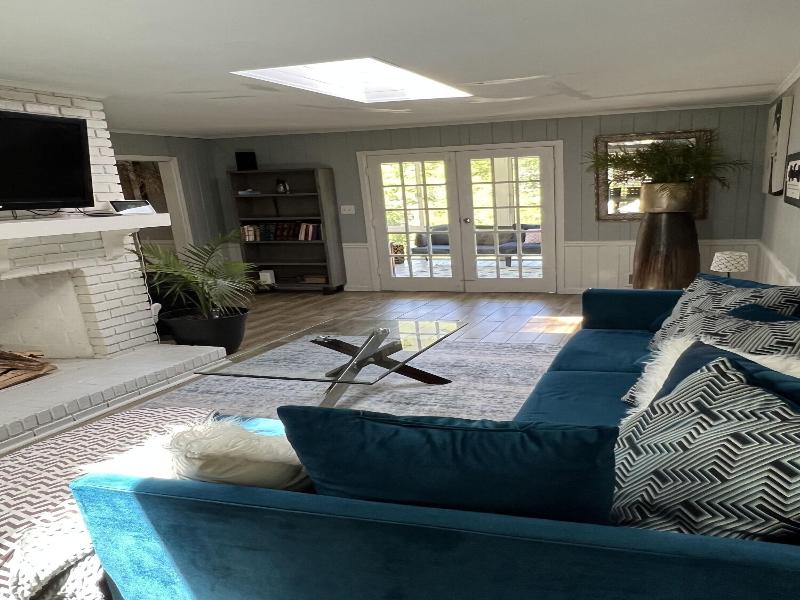 Urban Lake House image