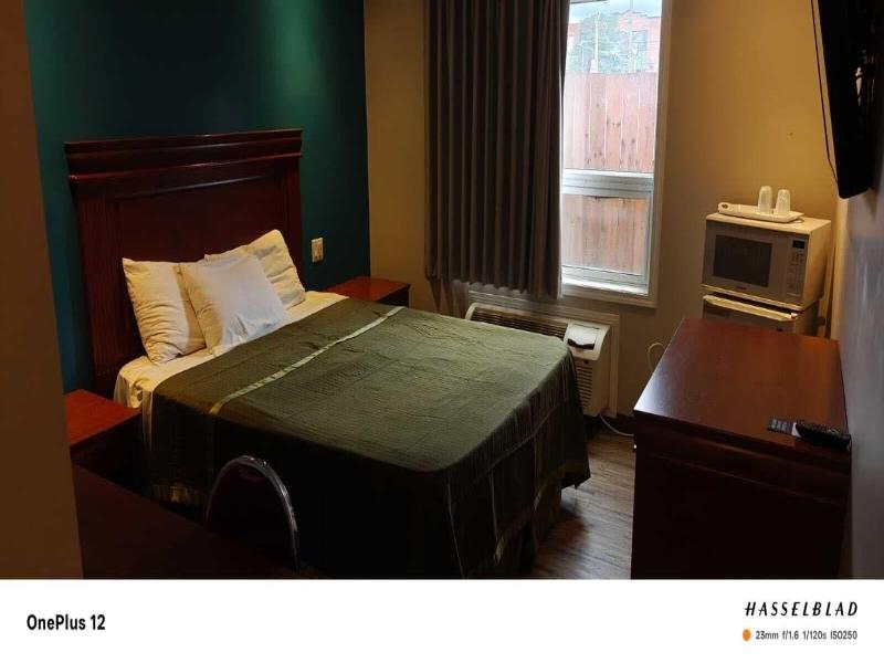 Queensway Motel image