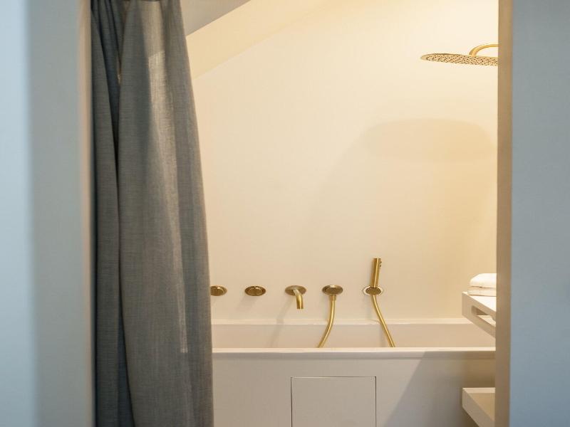 B Guest image