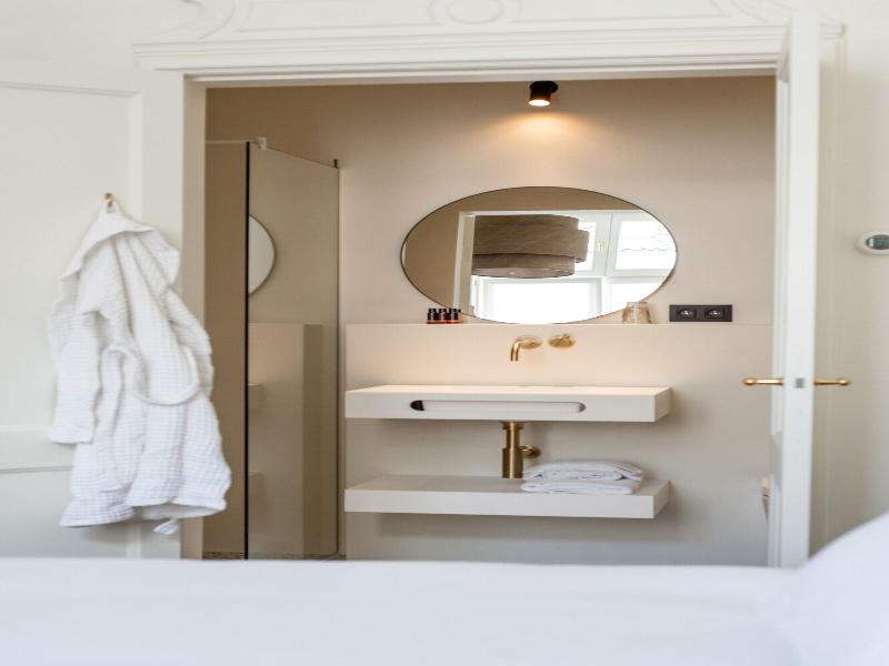 B Guest image