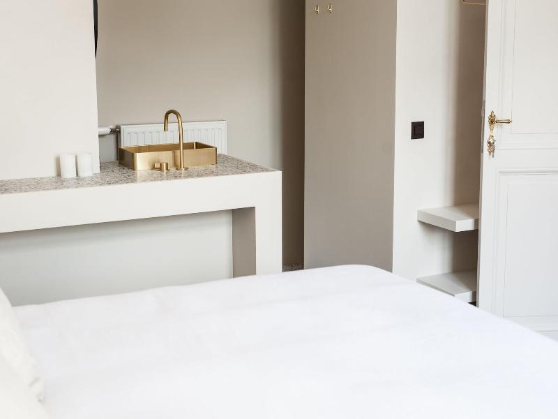 B Guest image