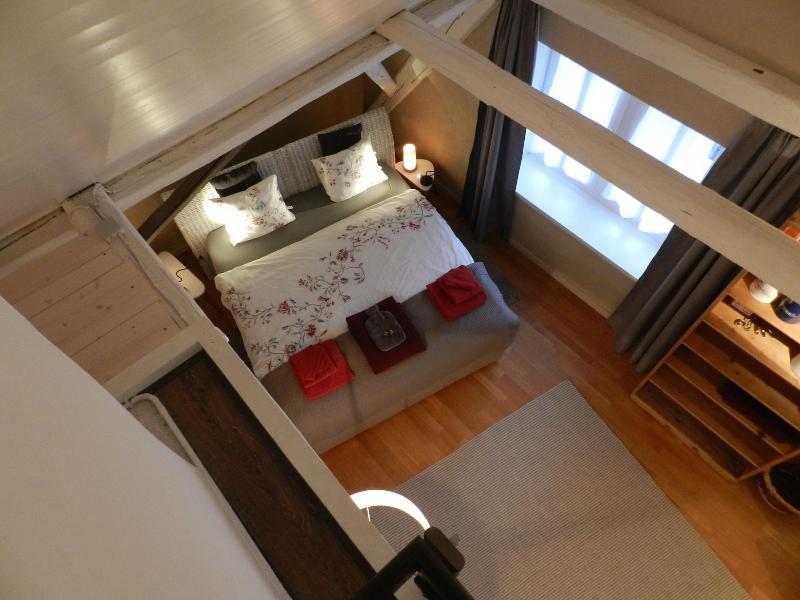 Blue Wall Bnb Business Apartments image