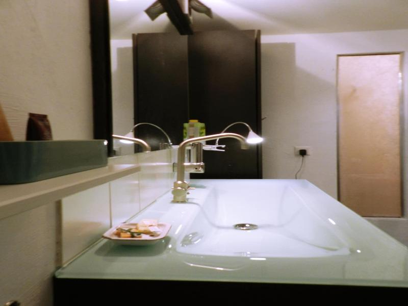 Blue Wall Bnb Business Apartments image