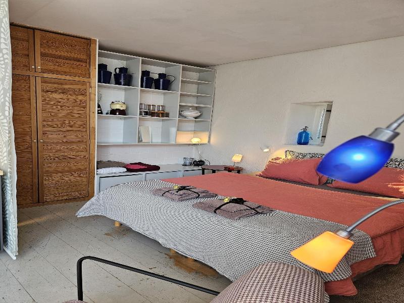 Blue Wall Bnb Business Apartments image
