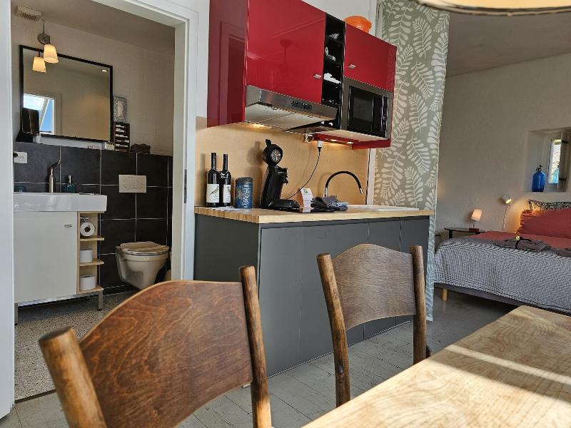 Blue Wall Bnb Business Apartments image