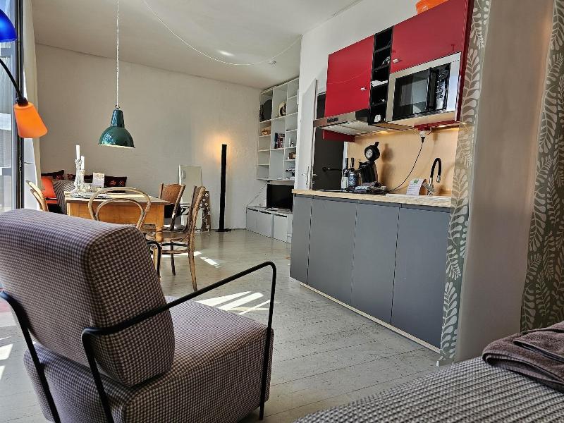 Blue Wall Bnb Business Apartments image