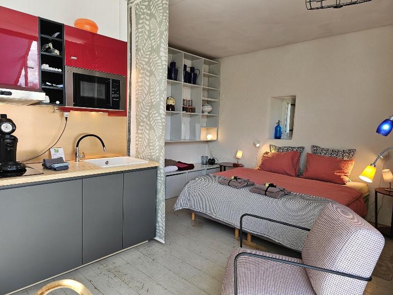 Blue Wall Bnb Business Apartments image