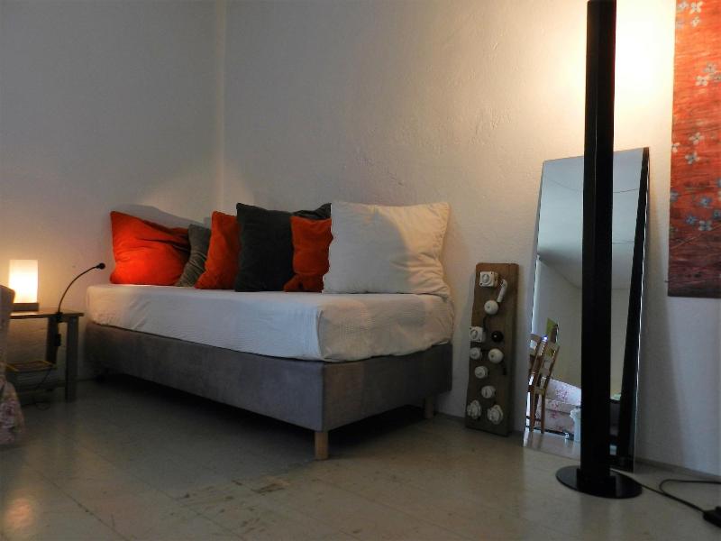 Blue Wall Bnb Business Apartments image