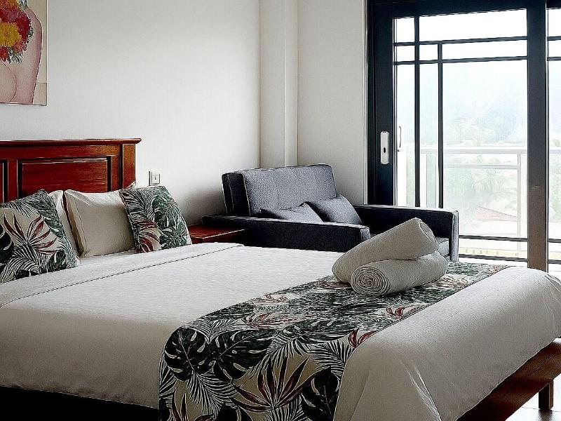 Crown Royale Hotel Lounge image