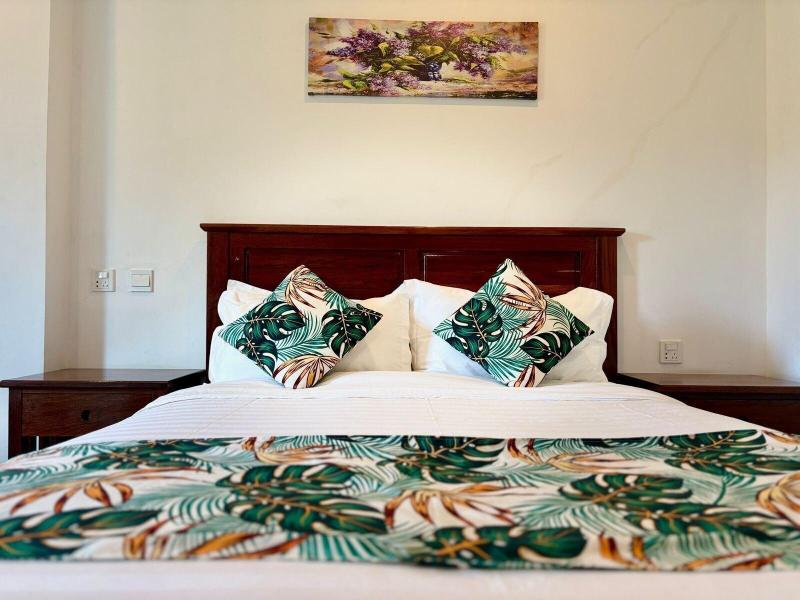 Crown Royale Hotel Lounge image