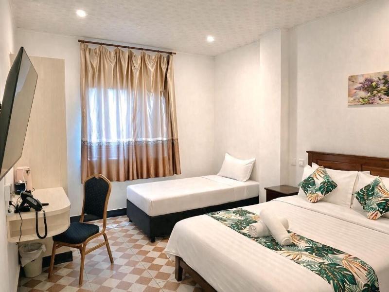 Crown Royale Hotel Lounge image