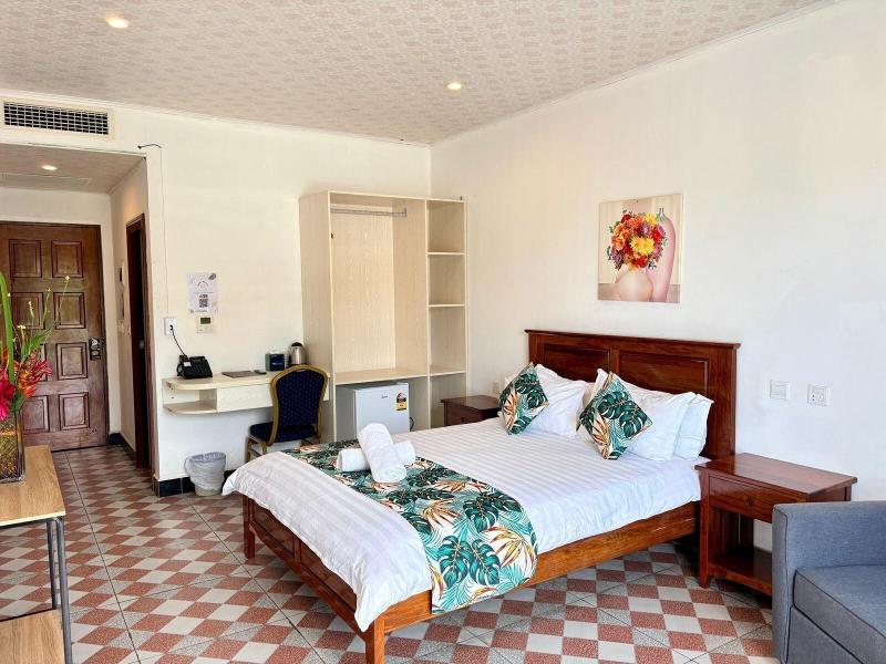 Crown Royale Hotel Lounge image
