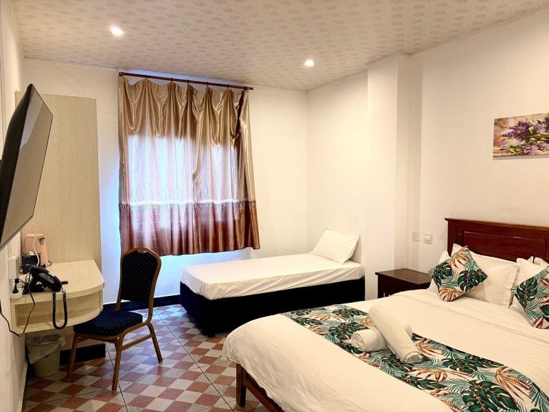 Crown Royale Hotel Lounge image