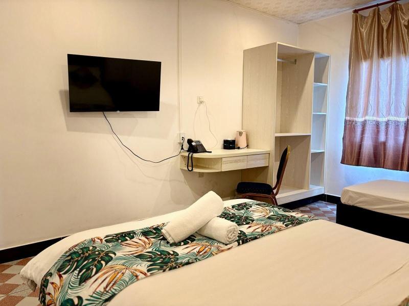 Crown Royale Hotel Lounge image