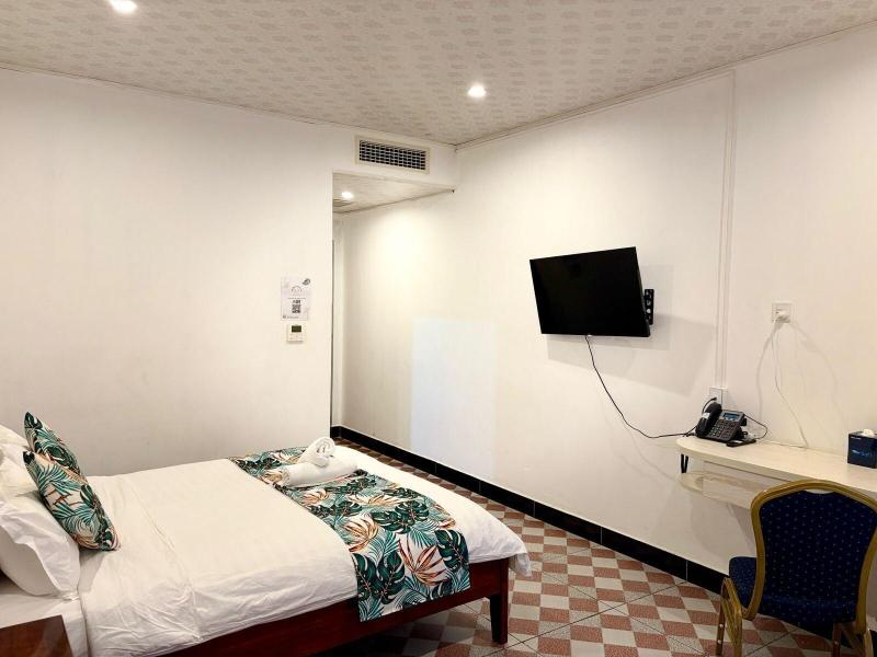 Crown Royale Hotel Lounge image