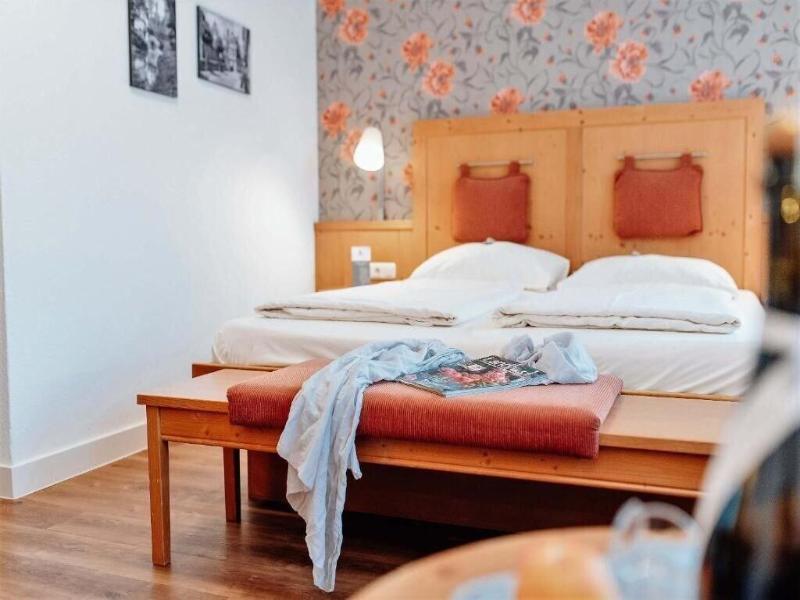 Lowen Hotel Restaurant image