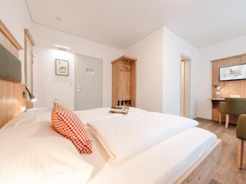 Lowen Hotel Restaurant image