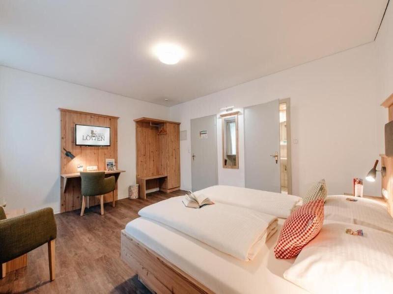 Lowen Hotel Restaurant image