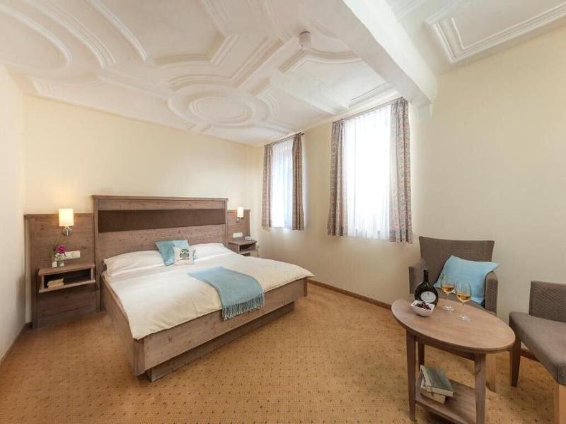 Lowen Hotel Restaurant image