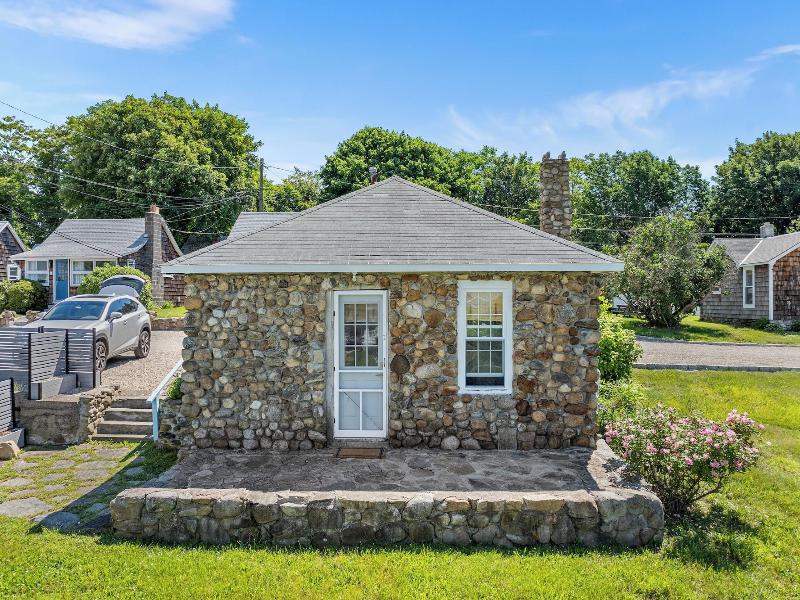 Marina Bay Cottages image