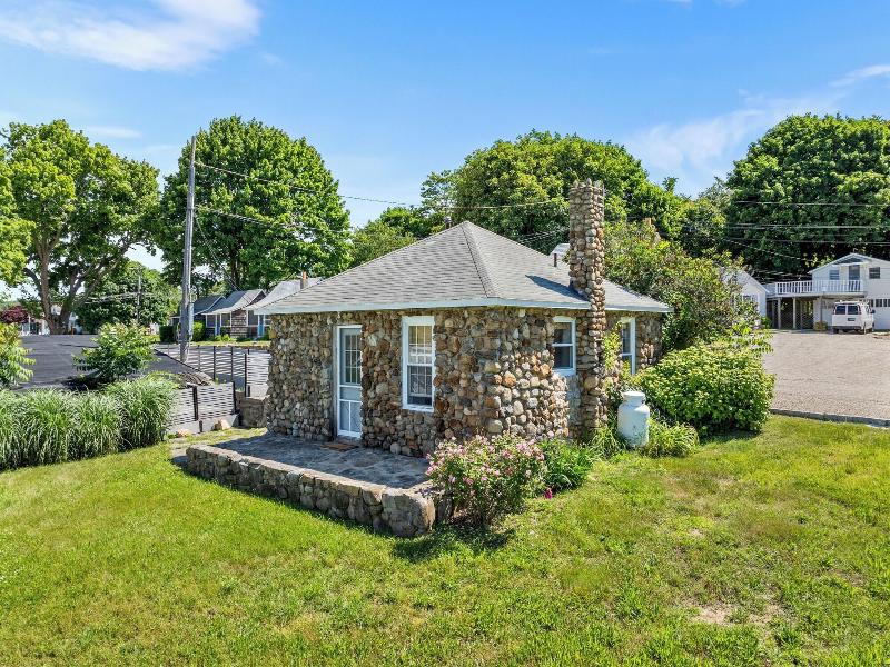 Marina Bay Cottages image