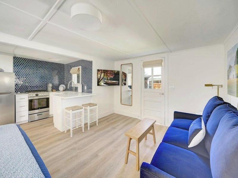 Marina Bay Cottages image