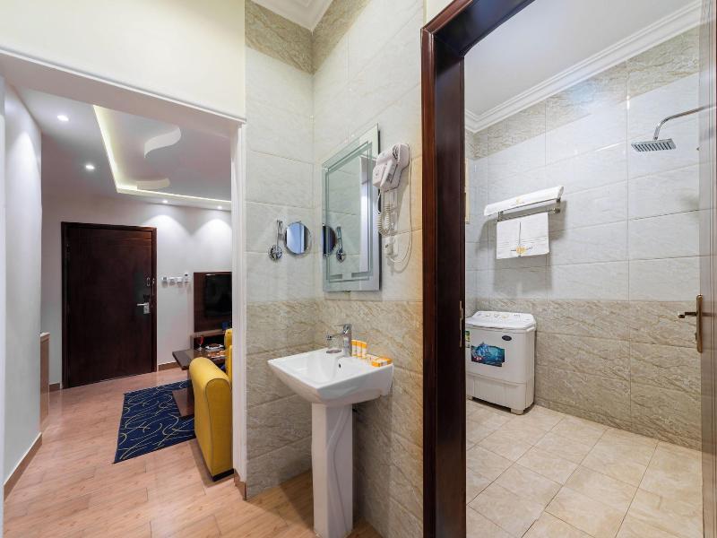 Al Qasr Hotel Suites Albadie District — view