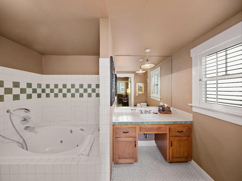 Orchard Hill image