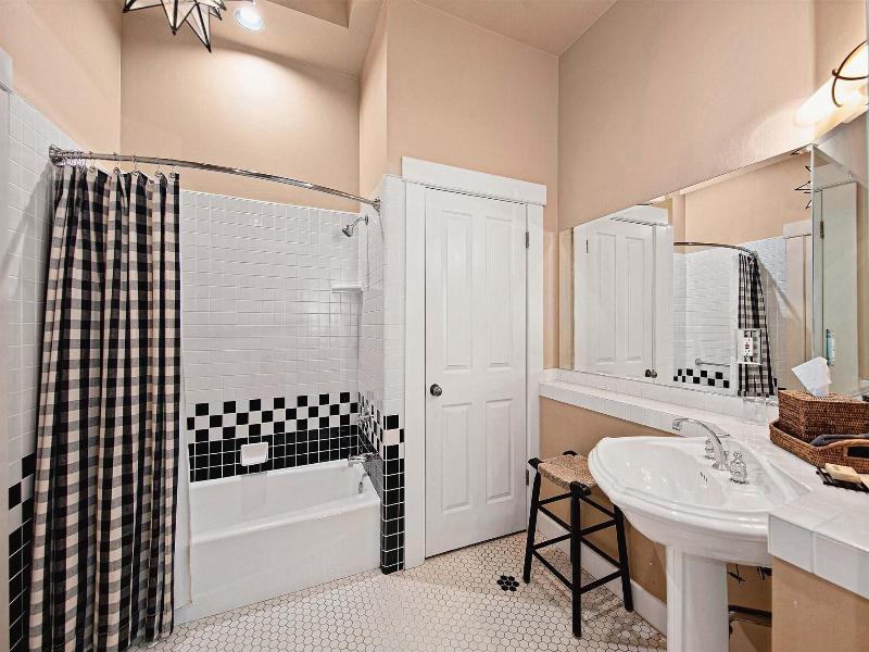 Orchard Hill image