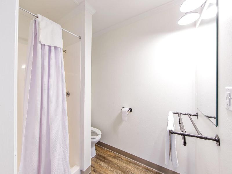 Southern Breeze Lodge image