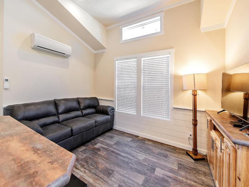 Southern Breeze Lodge image