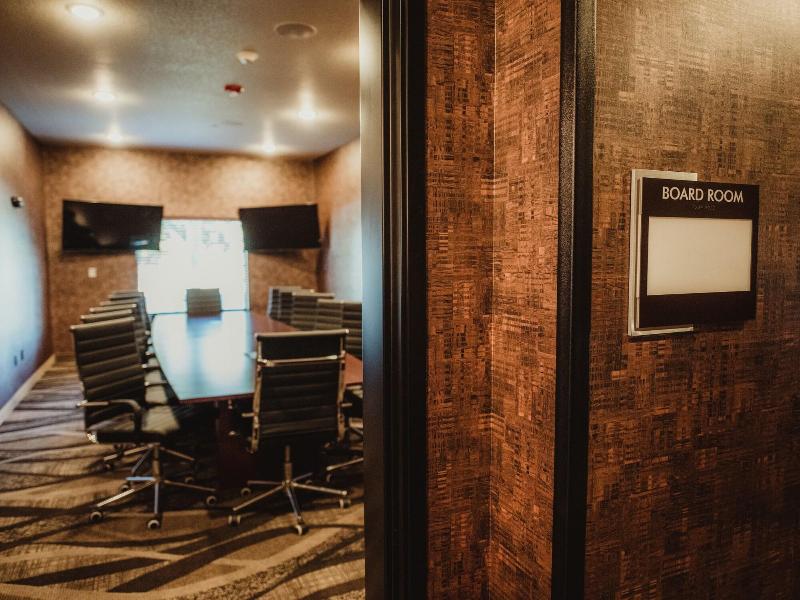 Cobblestone Hotel Suites Ottumwa — photo 63