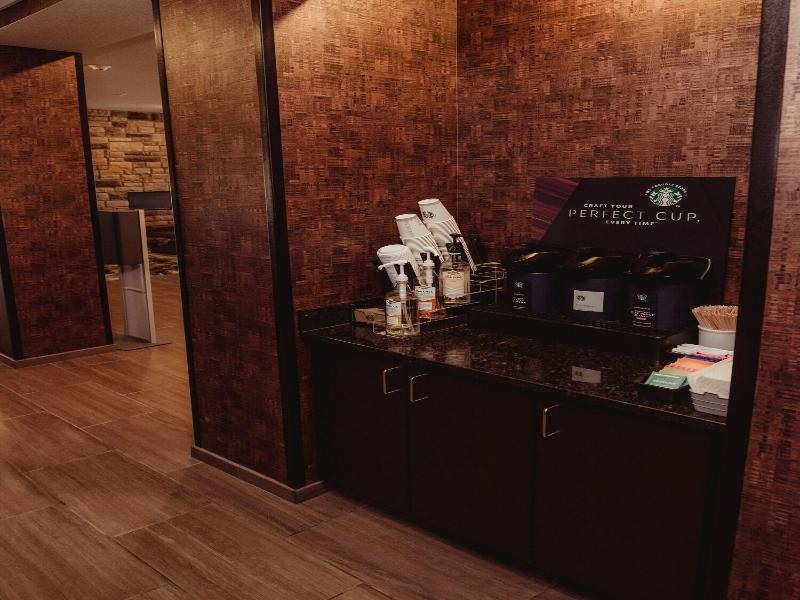 Cobblestone Hotel Suites Ottumwa — photo 62