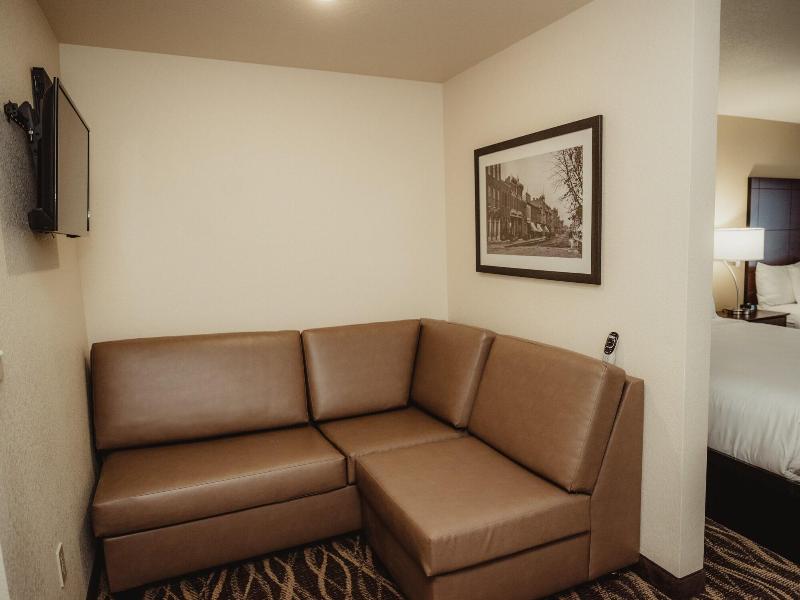 Cobblestone Hotel Suites Ottumwa — photo 50