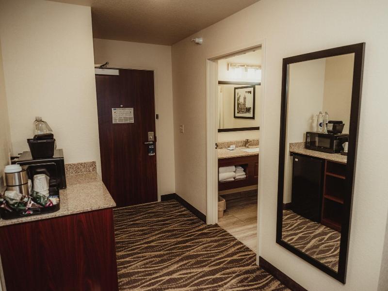Cobblestone Hotel Suites Ottumwa — photo 53