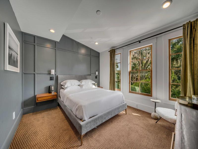 The Emerald Boutique Stays image