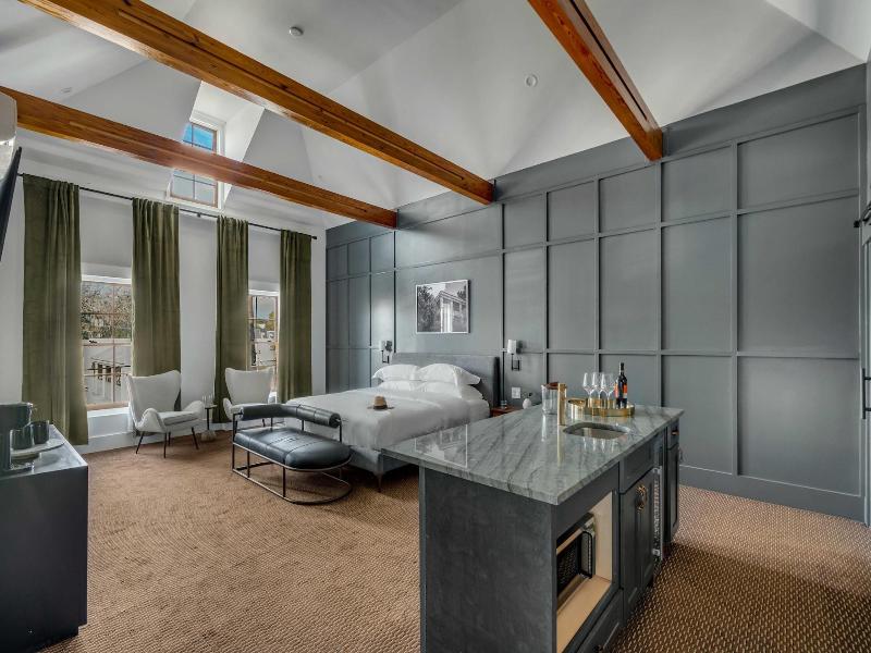 The Emerald Boutique Stays image