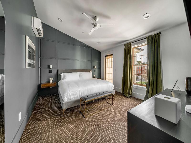 The Emerald Boutique Stays image