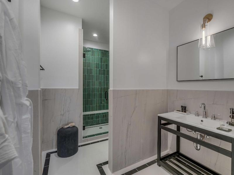 The Emerald Boutique Stays image